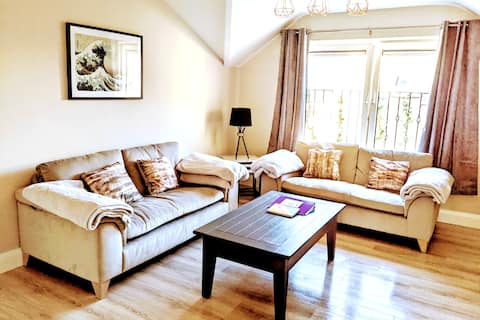 Chic Apt. in Central Killarney w/comfy King beds.