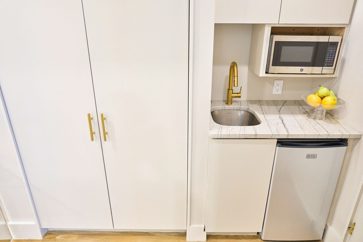 Top performing Airbnb: Elegant Private Studio in Luxury Townhome. in Murray Hill Kips Bay