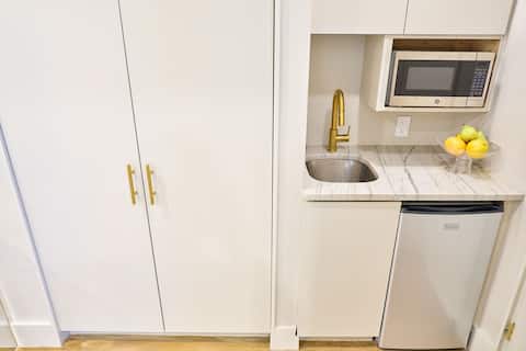 Top performing Airbnb: Elegant Private Studio in Luxury Townhome. in Murray Hill Kips Bay