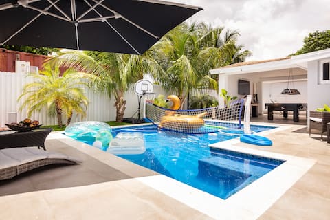 Villa w/Heated Pool, Gym, Jacuzzi, Games & More