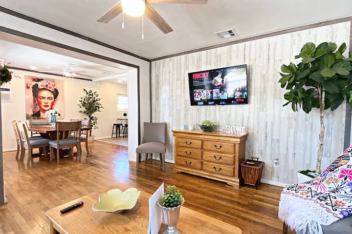 ¡Televisión inteligente con Netflix! Hay películas gratuitas disponibles en este televisor. 