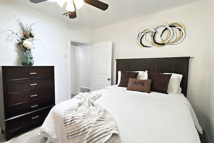 Habitación con cama tamaño queen con cajones para ropa y pertenencias. 