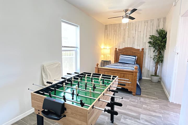 Cama adicional con fútbol de mesa y otros juegos.