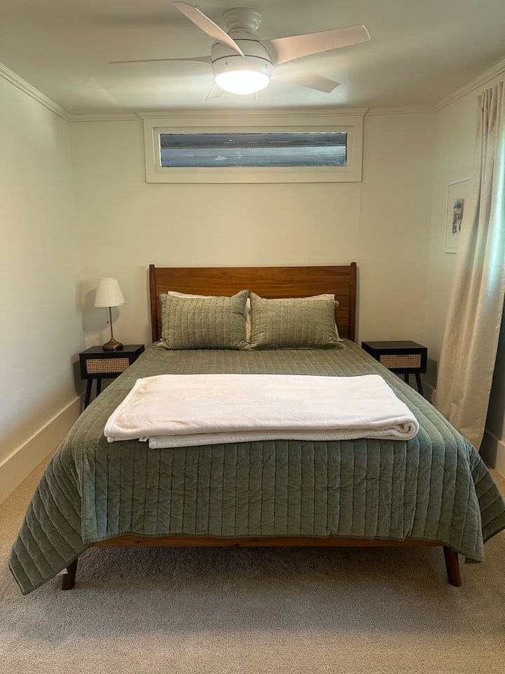 卧室配有舒适的标准双人床、床头柜、全尺寸衣柜和吊扇。 