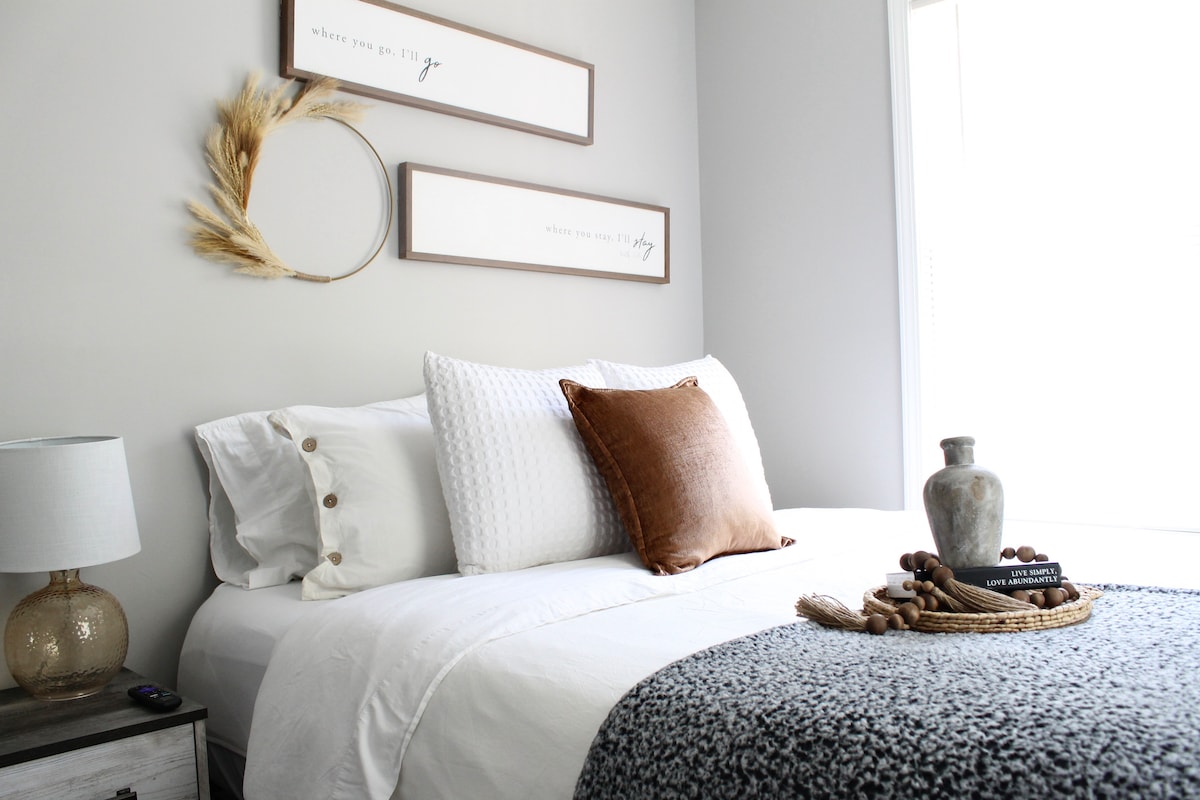 Este dormitorio ofrece un ambiente cómodo y acogedor con su cama tamaño queen, televisor de pantalla plana y una decoración encantadora. Perfecto para una estancia relajante, los huéspedes pueden relajarse y ponerse al día con sus espectáculos favoritos desde la comodidad de su acogedora cama.