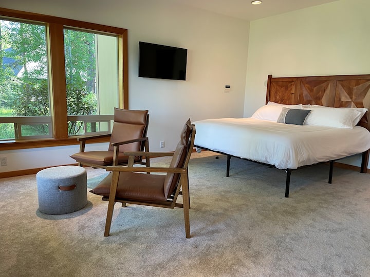 キングサイズベッドとエンスイートバスルームを備えたメインフロアのメインスイート。  お部屋はジャグジーにつながるデッキに直接アクセスできます。