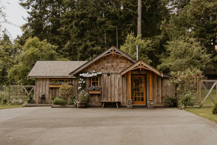 Private Luxury Cottage on Pastoral Acreage
