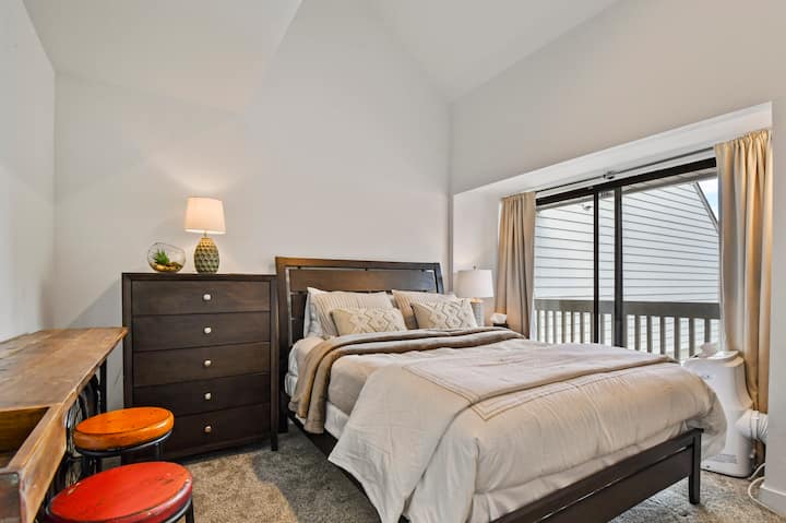 ห้องนอนควีนไซส์ระเบียงและเครื่องปรับอากาศแบบพกพา - ชั้น 2