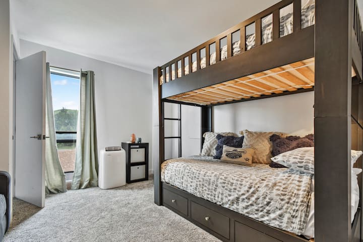 เตียงสองชั้นคู่พร้อมฟูกและเครื่องนอนคุณภาพเยี่ยมตั้งอยู่บนชั้น 3