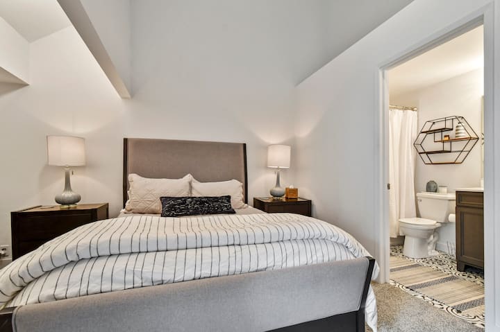 มาสเตอร์พร้อมเตียงควีนไซส์ห้องน้ำในตัวชั้น 2