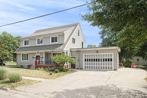 Spacious historic Home sleeps 16+ in Battle Creek