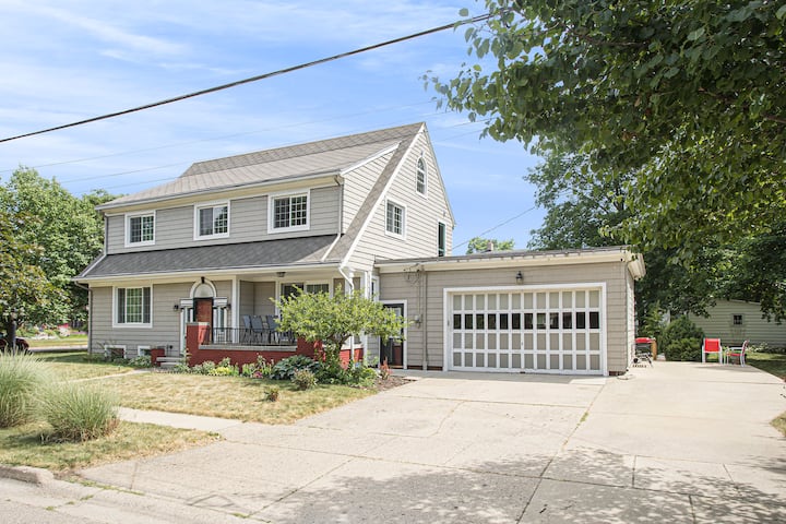 Sleeps 16+ • Spacious Home • Minutes from Kellogg