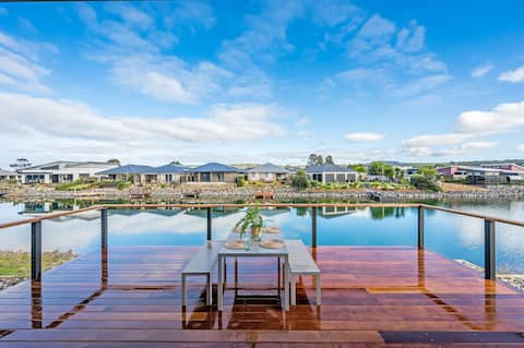 Lakefront Beach House | Bikes & Kayaks | Wifi