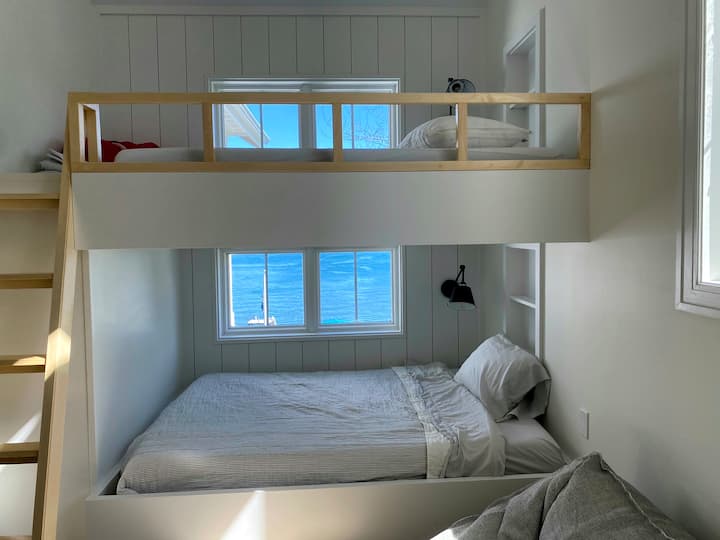 Habitación con 4 literas personalizadas (camas matrimoniales) y sofá cama (cama individual)