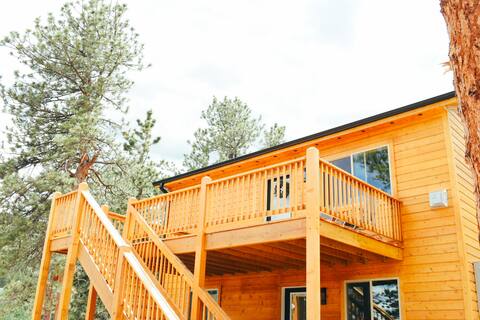 Modern 2 bedroom cabin with indoor fireplace