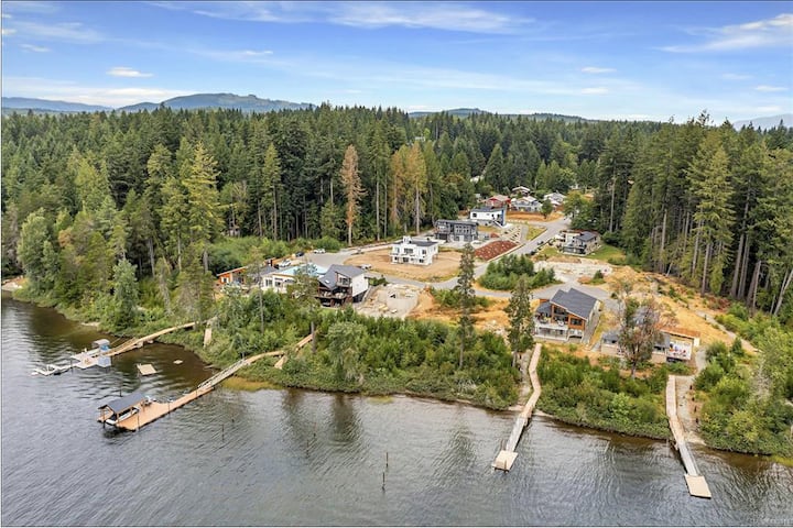 Luxury Lakeview House w/ Dock & Hot Tub