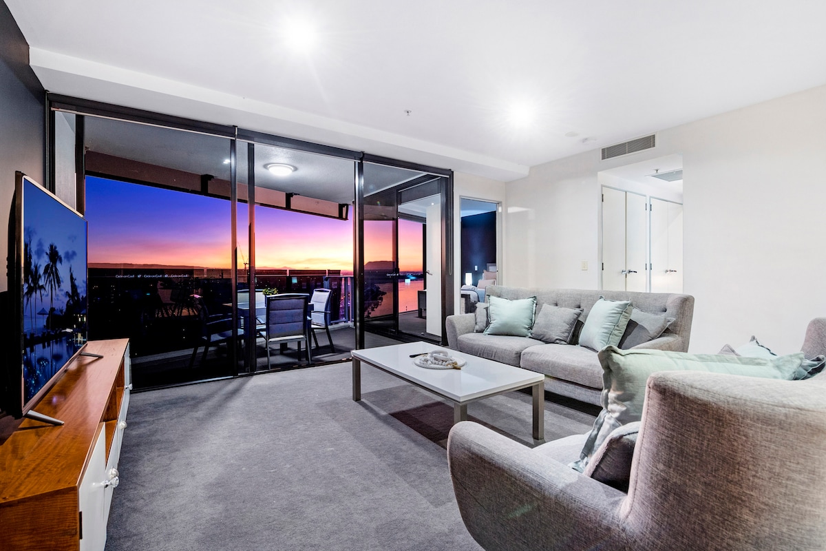 Удобна дневна соба со поглед на реката и градот