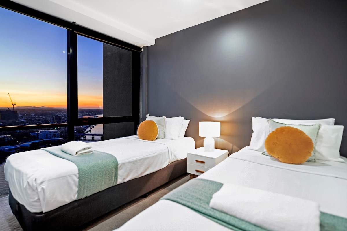 Спална соба 1 - 1 брачен кревет (широк 180-179 см)