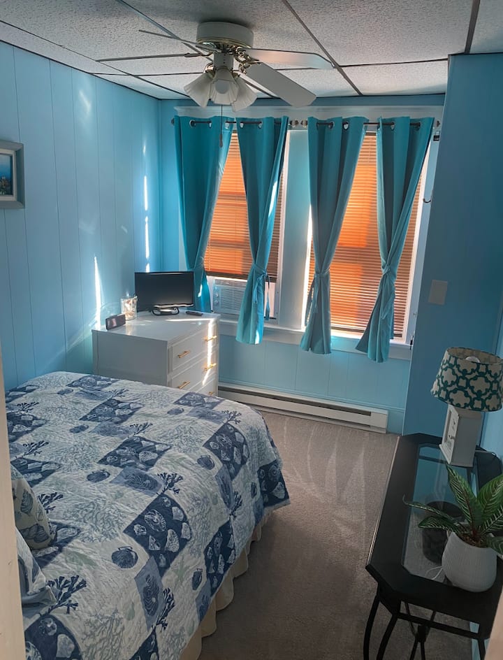 ห้องนอนเตียงขนาดใหญ่ ชุดหน้าต่างเครื่องปรับอากาศตู้ลิ้นชัก 3 ลิ้นชักเพื่อรองรับคุณระหว่างเข้าพัก * ทีวีไม่อยู่ในห้องแล้ว *