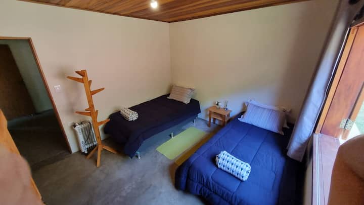 Suite con 2 camas individuales grandes (individual tamaño king). Se pueden recoger las camas. Hay dos edredones, dos almohadas y uno guardado por cama. La cortina está opaca y las sábanas de cama y baño son de buena calidad.