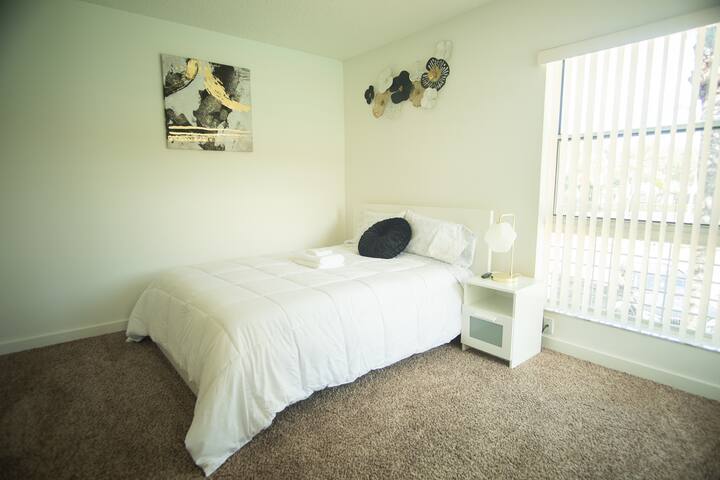 Luxurious modern 2/2.5 townhome getaway gallery image 3