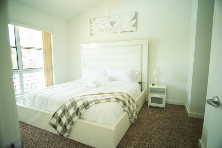 Luxurious modern 2/2.5 townhome getaway gallery image 4