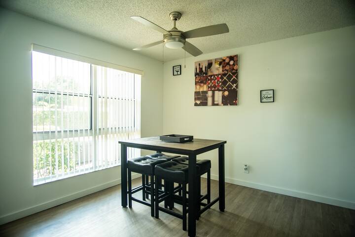 Luxurious modern 2/2.5 townhome getaway gallery image 5