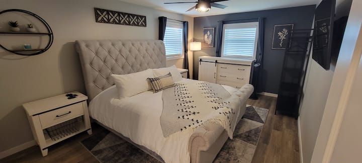 主卧配备特大号可调节的Tempur-Pedic床垫套装。 