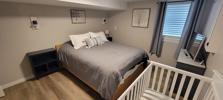 楼下第三间卧室配有标准双人床垫套装和婴儿床，如有需要，可使用。 