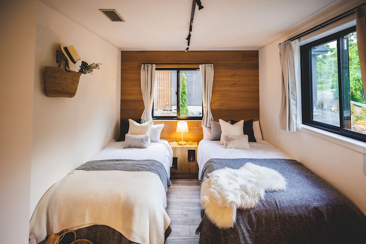 【Bed room】1階の寝室
シングルベッド、セミダブルベッドを1台づつご用意しました。窓からは心地よい陽の光が差し込みます。またキッチン横にあり使い勝手も良いです。
ご家族、ご友人、大切な方とゆったりお過ごしできる空間となっております。
ごゆっくりおくつろぎください。