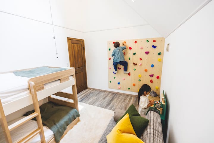 【寝室】2階の寝室
2段ベッドとソファーベッドを1台ずつご用意しました。お部屋にはボルダリングもあります。お子様もお部屋の中でも楽しめる空間となっております。
ご家族、ご友人、大切な方とゆったりお過ごしできる空間となっております。
ごゆっくりおくつろぎください。