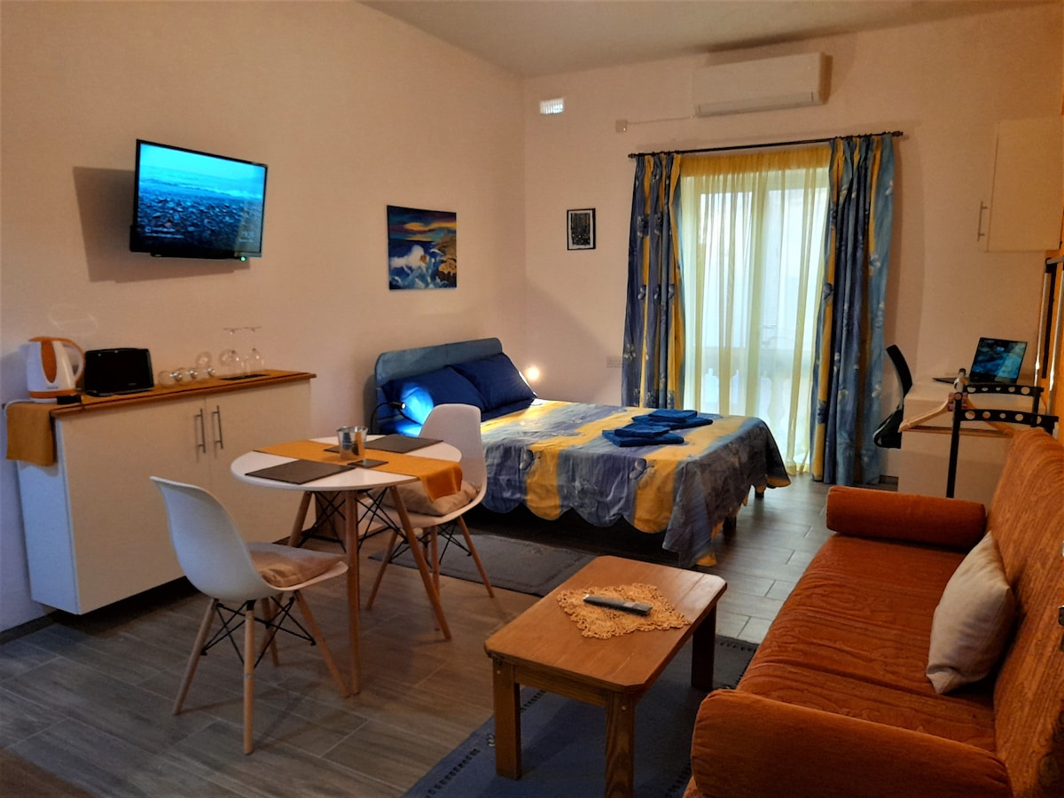 Трапезария и всекидневни, офис и спалня, както и достъп до балкон.