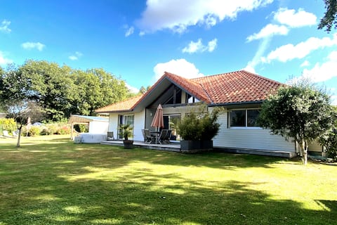 Cheerful cottage with hot tub and summer kitchen