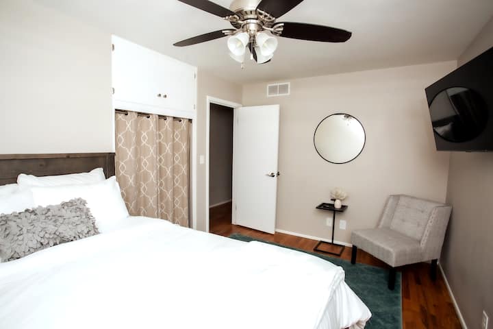 ห้องนอนที่ 3 ยังมีเตียงควีนไซส์และสถานที่สำหรับนั่งพักผ่อน