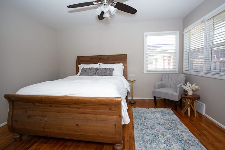 ห้องนอนแรกมีเตียงควีนไซส์เตียงควีนไซส์และที่นั่งเสริม 