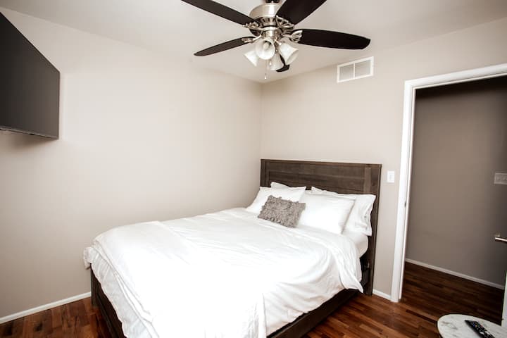 ห้องนอนที่สองมีเตียงควีนไซส์ด้วย