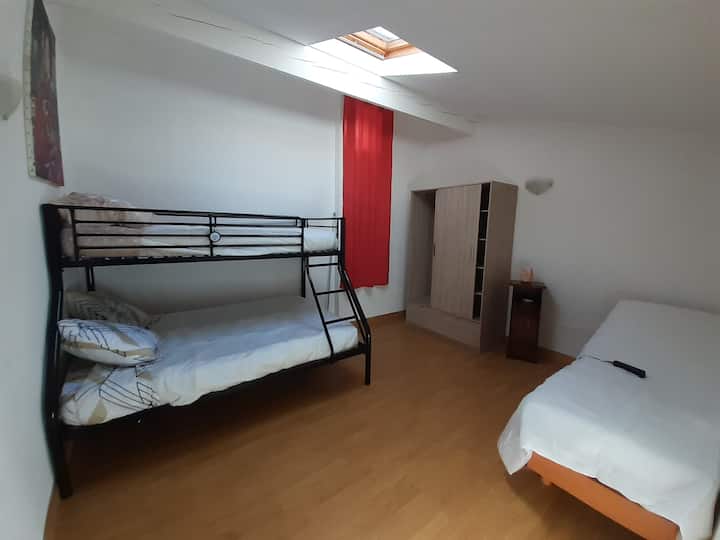 Kitanda cha 140 chini ya 90 kwenye kitanda cha juu cha kupumzika na taa ya chumvi