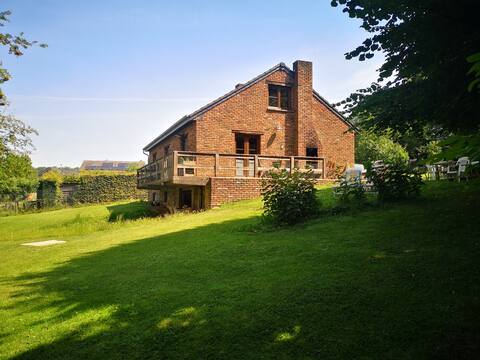 Family home with jacuzzi and quiet garden.