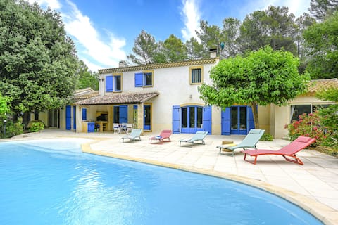 Villa, wooded park & pool, between Aix & Luberon