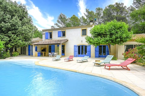 Villa, wooded park & pool, between Aix & Luberon