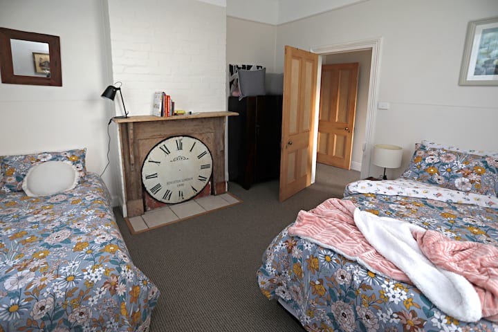 Tercer dormitorio con cama matrimonial y cama individual