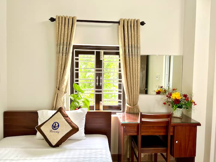 písací stôl , okno