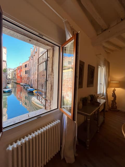 Popular Airbnb listing: Arcimboldo canal view suite in Venezia