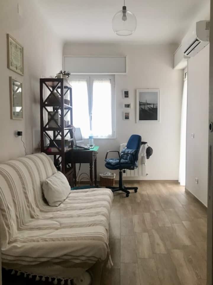 spavaća soba (sofa na razvlačenje 160 × 200) i radni stol