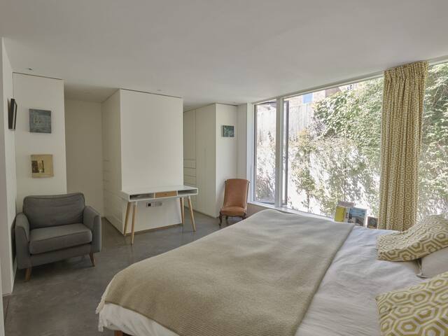 Modernist 6 bedroom house in Battersea, London gallery image 5