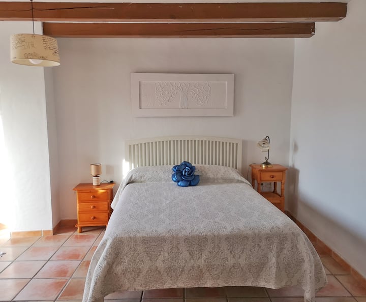 Kitanda maradufu kwenye ghorofa ya pili na TV