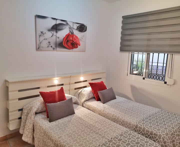 Chumba cha kulala na vitanda 2 vya mtu mmoja kwenye ghorofa ya chini