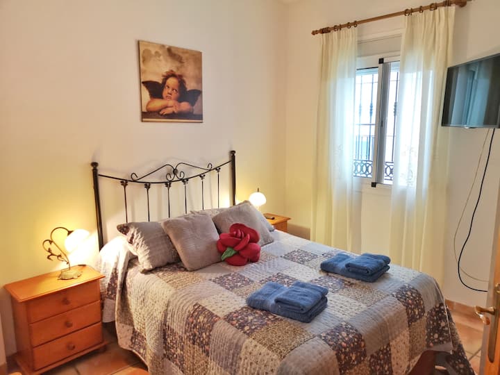 Chumba cha kulala kilicho na kitanda cha watu wawili katika ghorofa ya kwanza na runinga