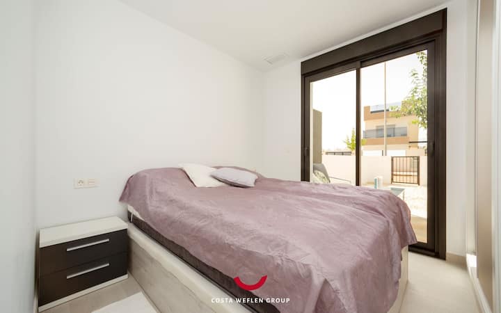 Dort gibt es zwei fast identische Schlafzimmer mit guten Betten und geräumigen  Kleiderschränken. Die Fenster haben Bildschirme, die es dir ermöglichen, von völlig dunkel bis hell zu regulieren. Nachdem das Foto gemacht wurde, hängt ein Regal über die Betten und schnappt sich an die Türen.