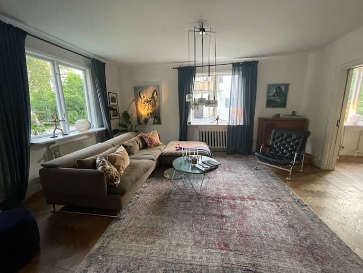 Nyrenoverad Villa Nära City Med Lummig Trädgård. - Stockholm